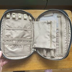 Travel jewelry case
